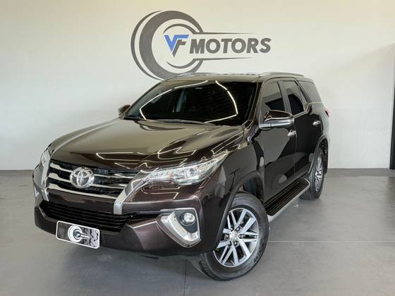 TOYOTA HILUX SW4 2.8 SRX 4X4 7 LUGARES 16V TURBO INTERCOOLER DIESEL 4P AUTOMÁTICO TOYOTA HILUX SW4 2.8 SRX 4X4 7 LUGARES 16V TURBO INTERCOOLER DIESEL 4P AUTOMÁTICO